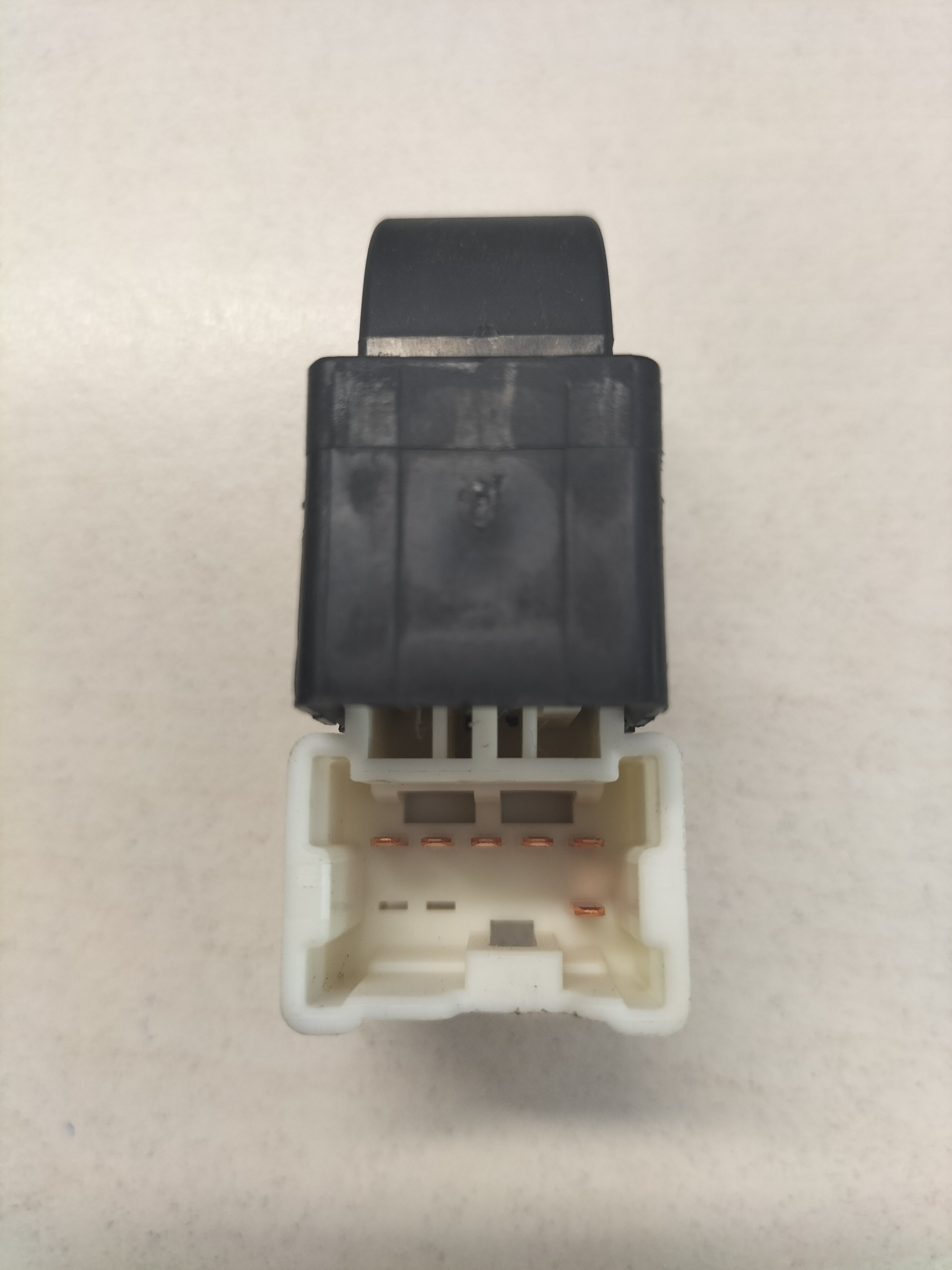 Raambedieningsschakelaar bijrijderskant Nissan 25411-0M010 D22/ N15/ R50/ Y10 Gebruikt.