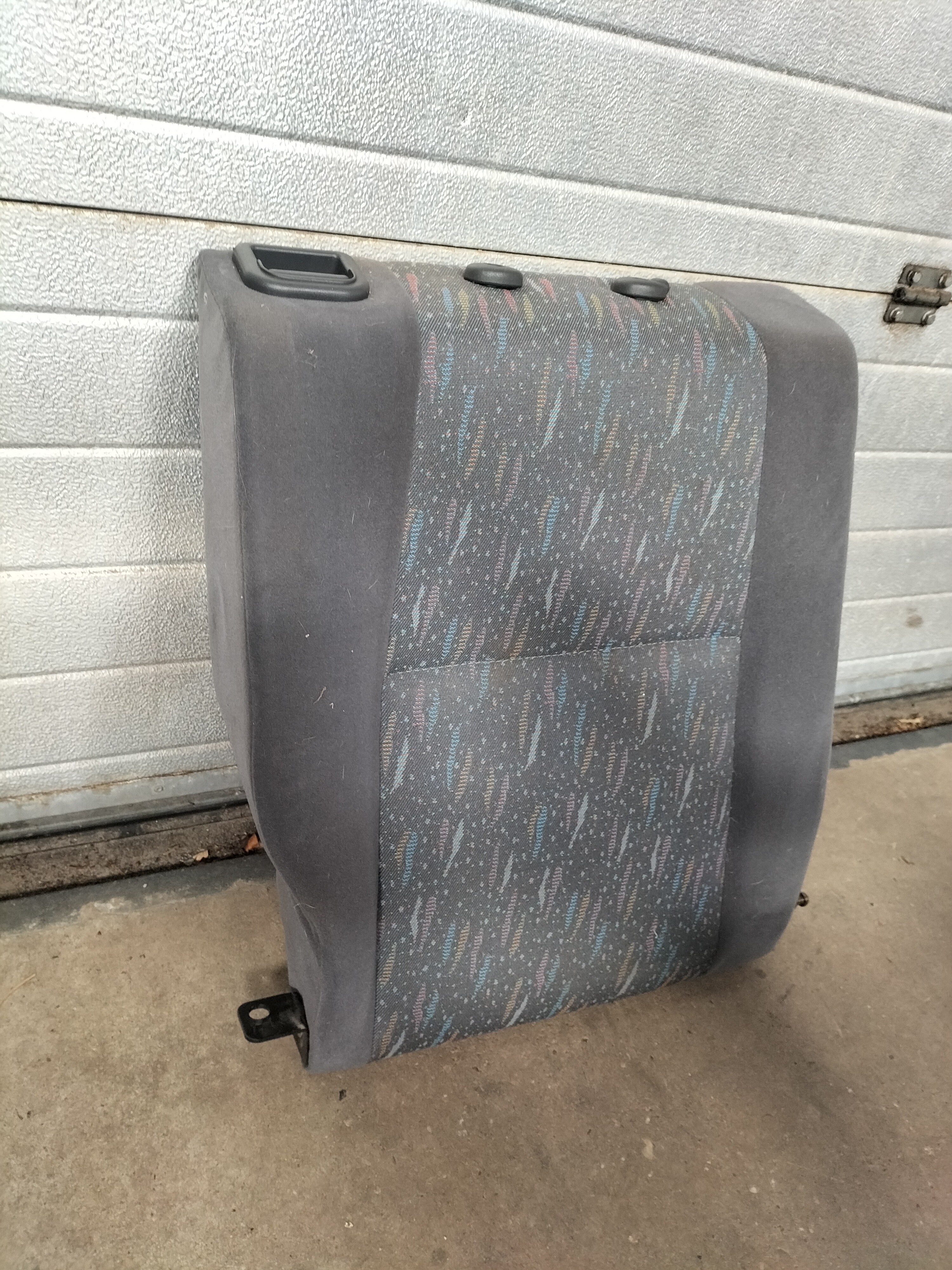 Achterbankrugleuning rechts Nissan Primera P11 88600-2F012 Gebruikt.