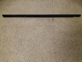 Portierraamgeleider rechtsvoor Nissan 100NX B13 80820-61Y01 Gebruikt.