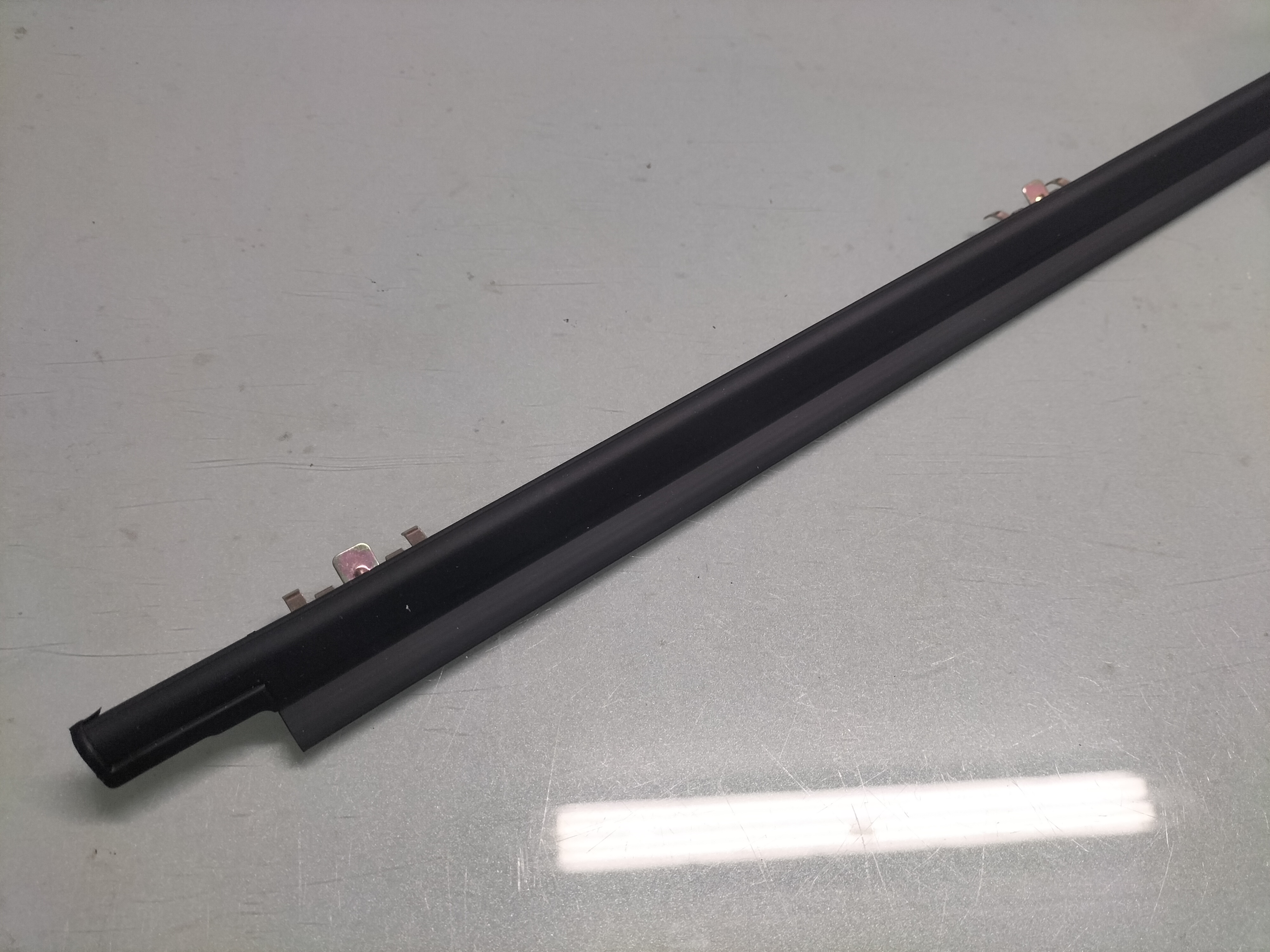 Portierraamgeleider linksvoor Nissan 80821-26M00 Origineel.