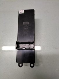Raambedieningsschakelaar bestuurderskant Nissan Primera P12 25401-AV640 Gebruikt.