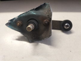 Ruitenwisserdraaipunt links Nissan Sunny N14 28860-50C00 Gebruikt. Met plaatwerk.