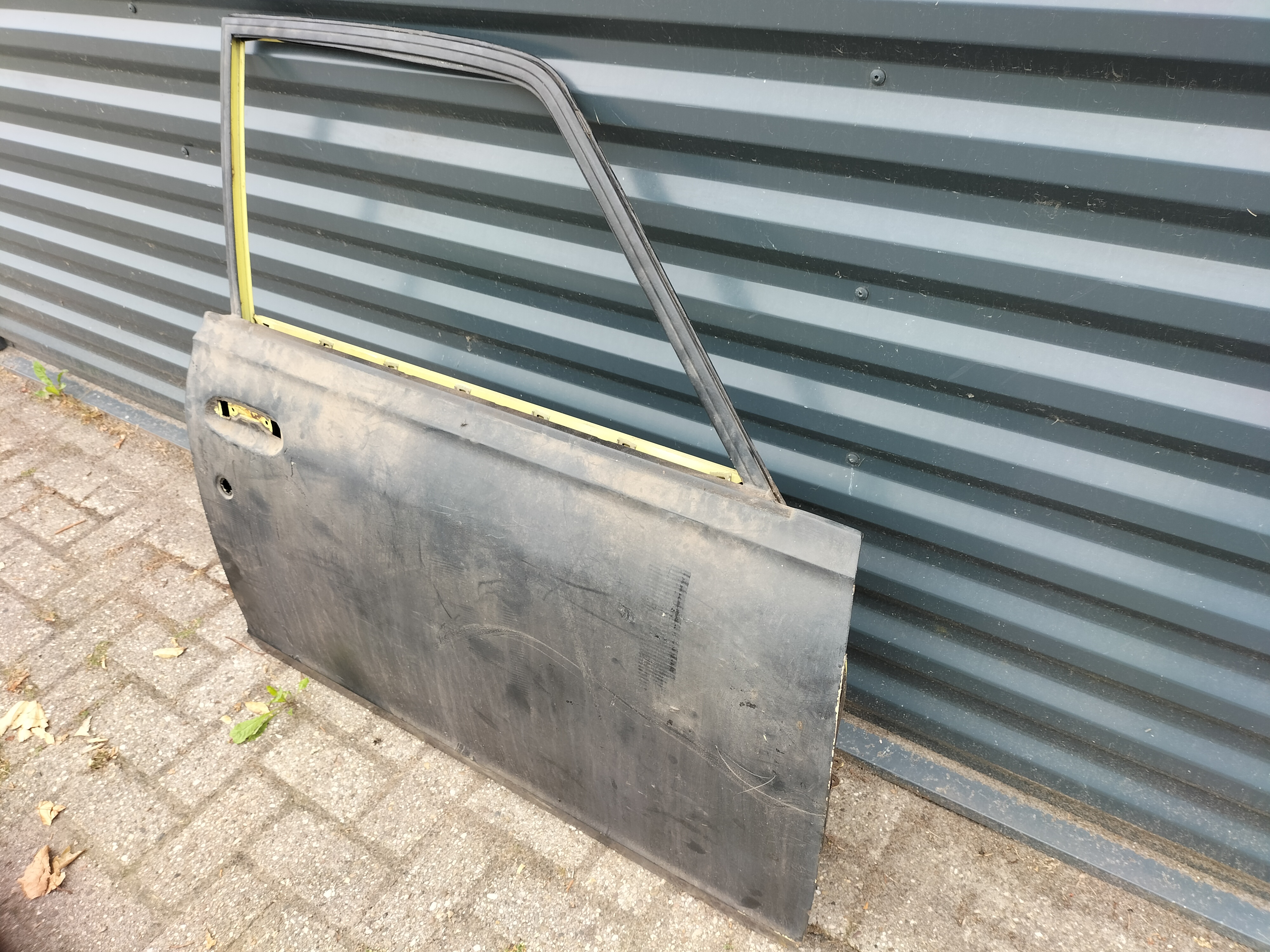 Assy-door front, right-hand Datsun Cherry E10 80100-M0200 Used part. (20250717)