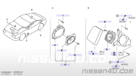 Montagesteun speaker voorportier Nissan 100NX B13 28168-51E00 Gebruikt.