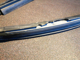 Glass run rubber-front door, right-hand Nissan Terrano2 R20 80330-7F000 Damage.