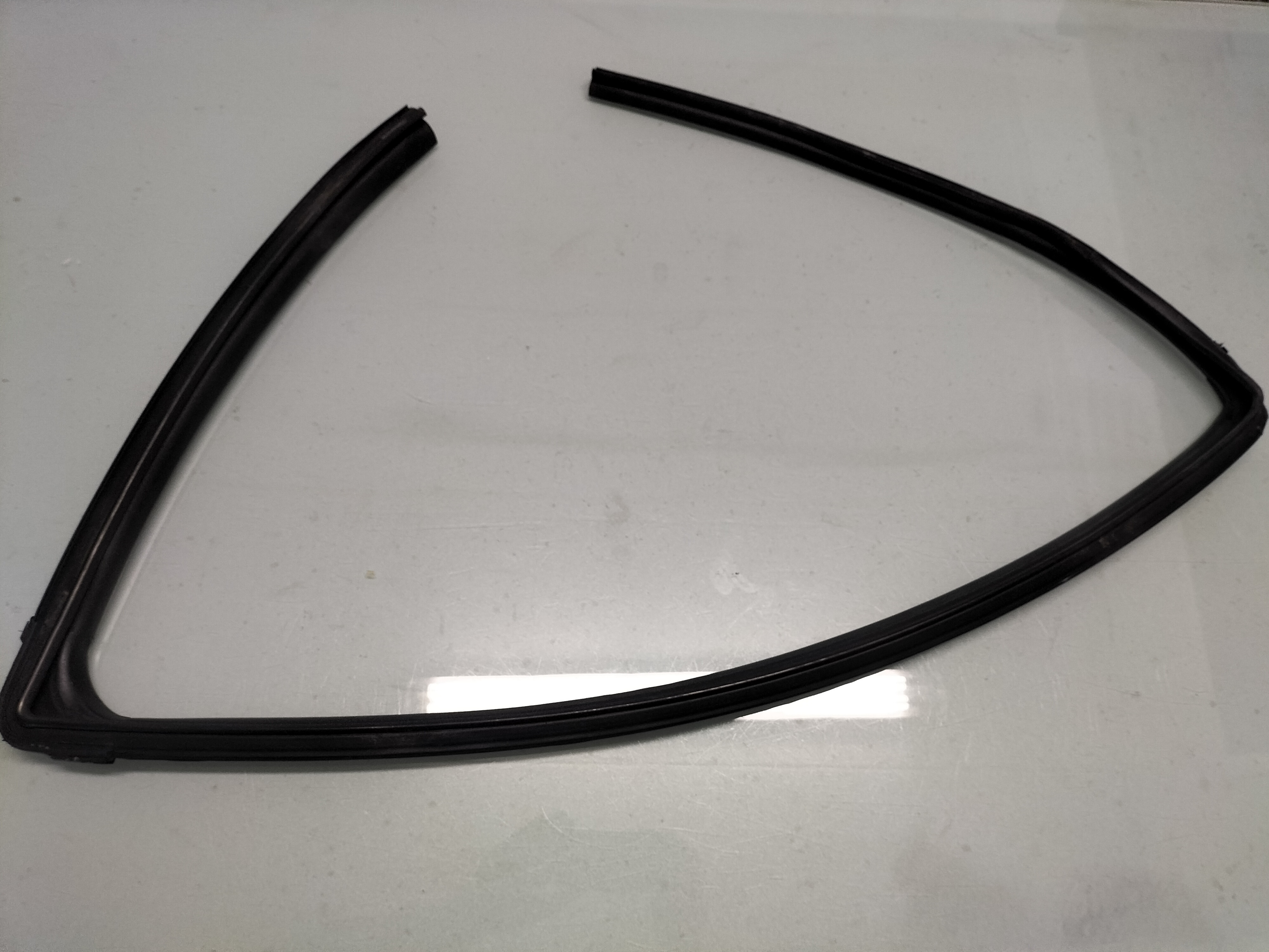 Glass run rubber-front door, left-hand Nissan Qashqai J10 80331-BR25B Used part.