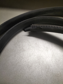 Deurrubber rechtsachter Nissan Micra K14 76923-5FA2B (carrosseriezijde) Gebruikt.