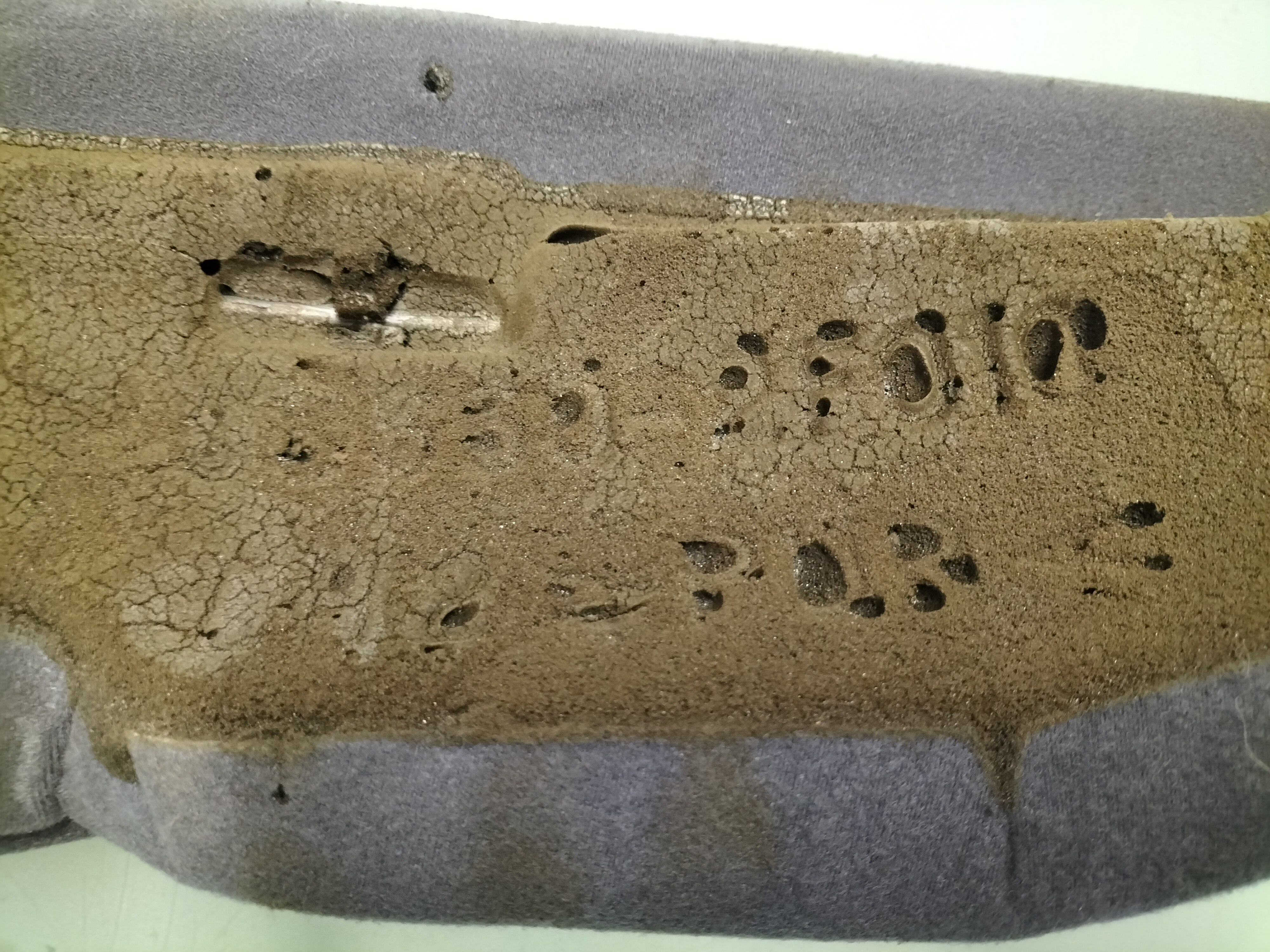 Hoekstuk achterbankrugleuning links Nissan Primera P11 88660-2F012 (88660-2F010) Gebruikt.