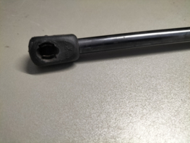 Gasveer achterklep Nissan Primera P11 Hatchback 90452-9F725 Gebruikt.