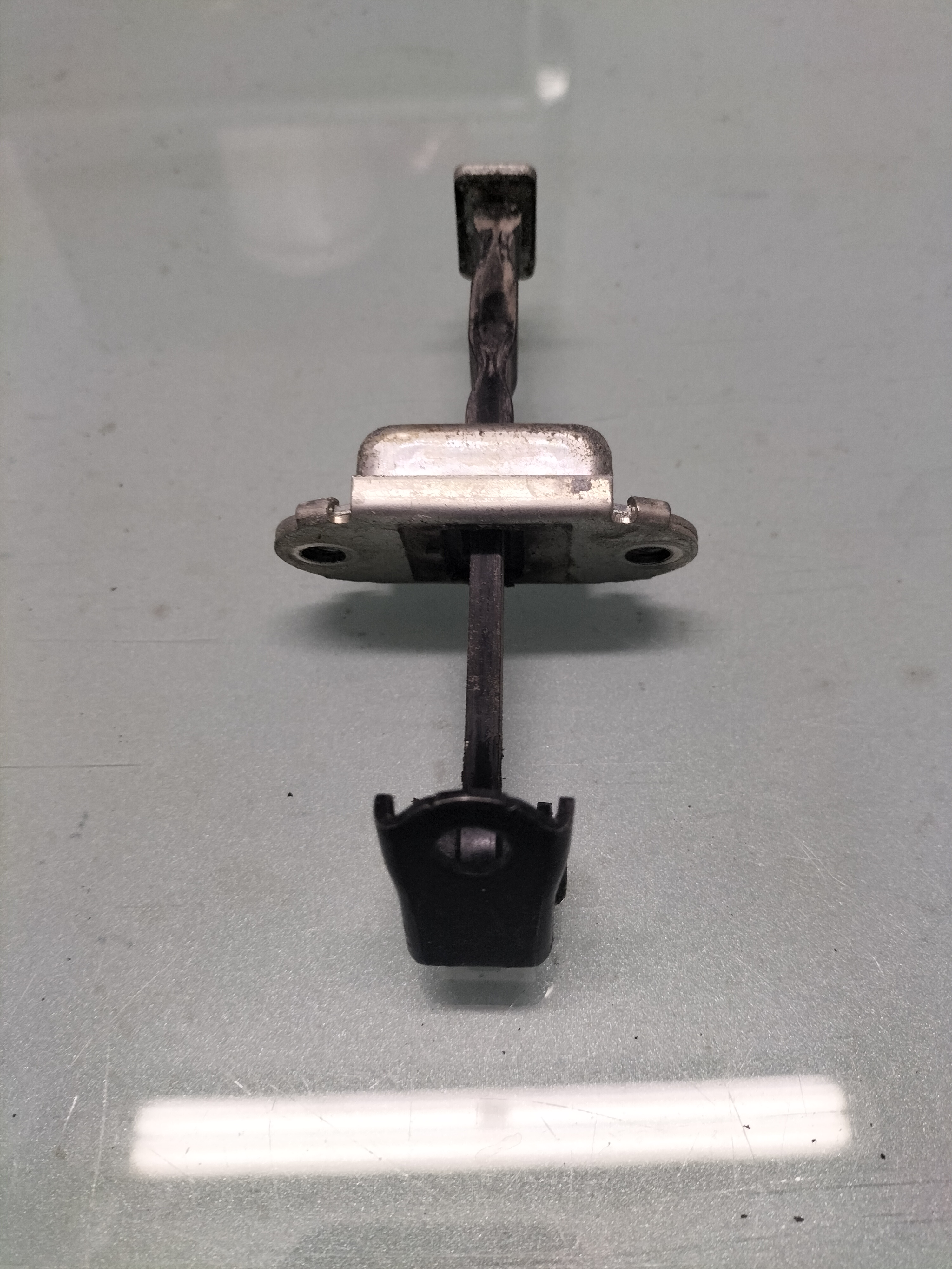 Deurvanger achterportier Nissan Qashqai J10 82430-JD000 Gebruikt.