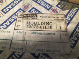 Moulding-front bumper, center Nissan Laurel C31 62075-01L10 Orginal.