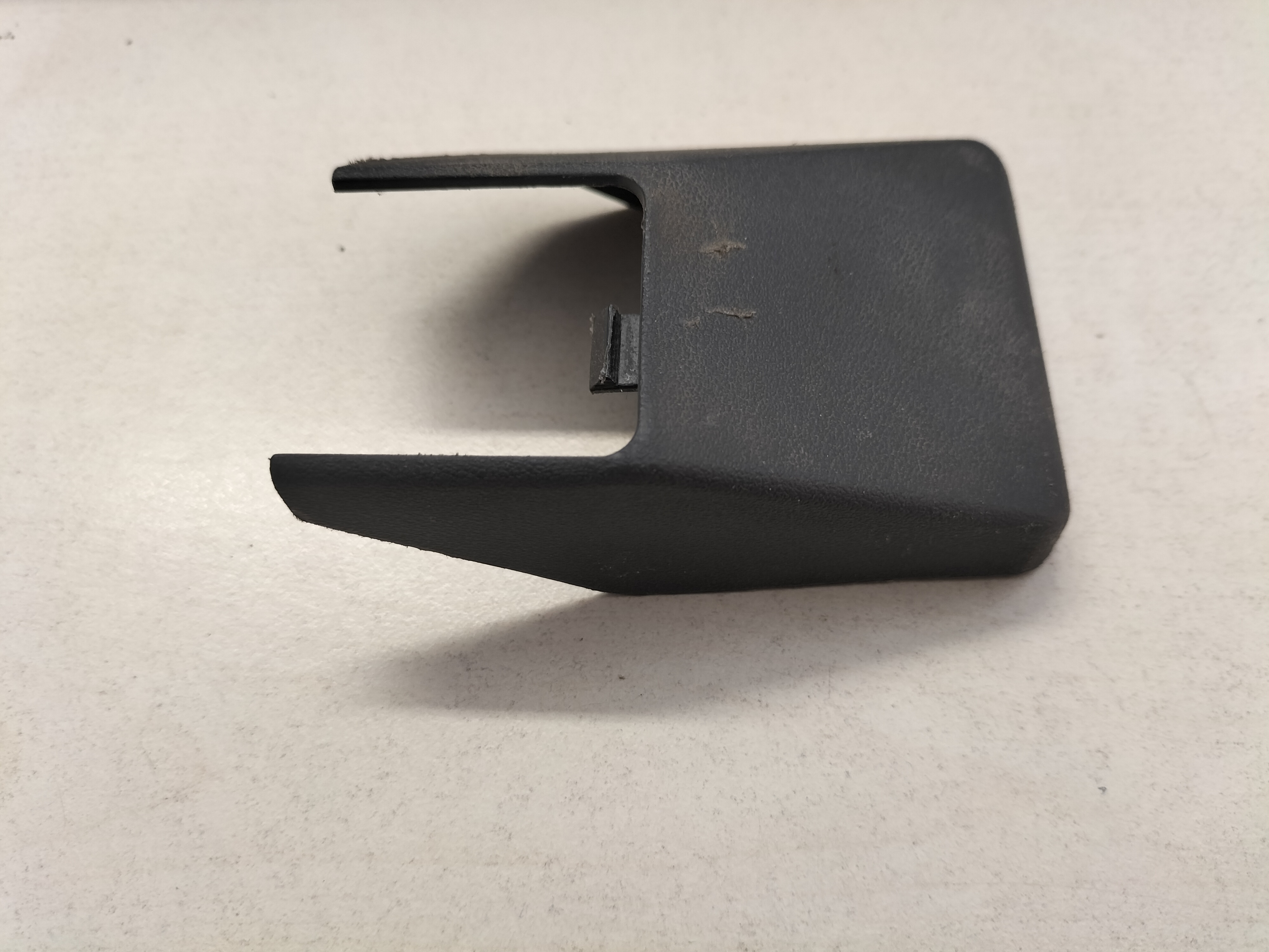 Afdekkap montagebout voorstoel Nissan Primera P11/ WP11 87509-3J302 Gebruikt.