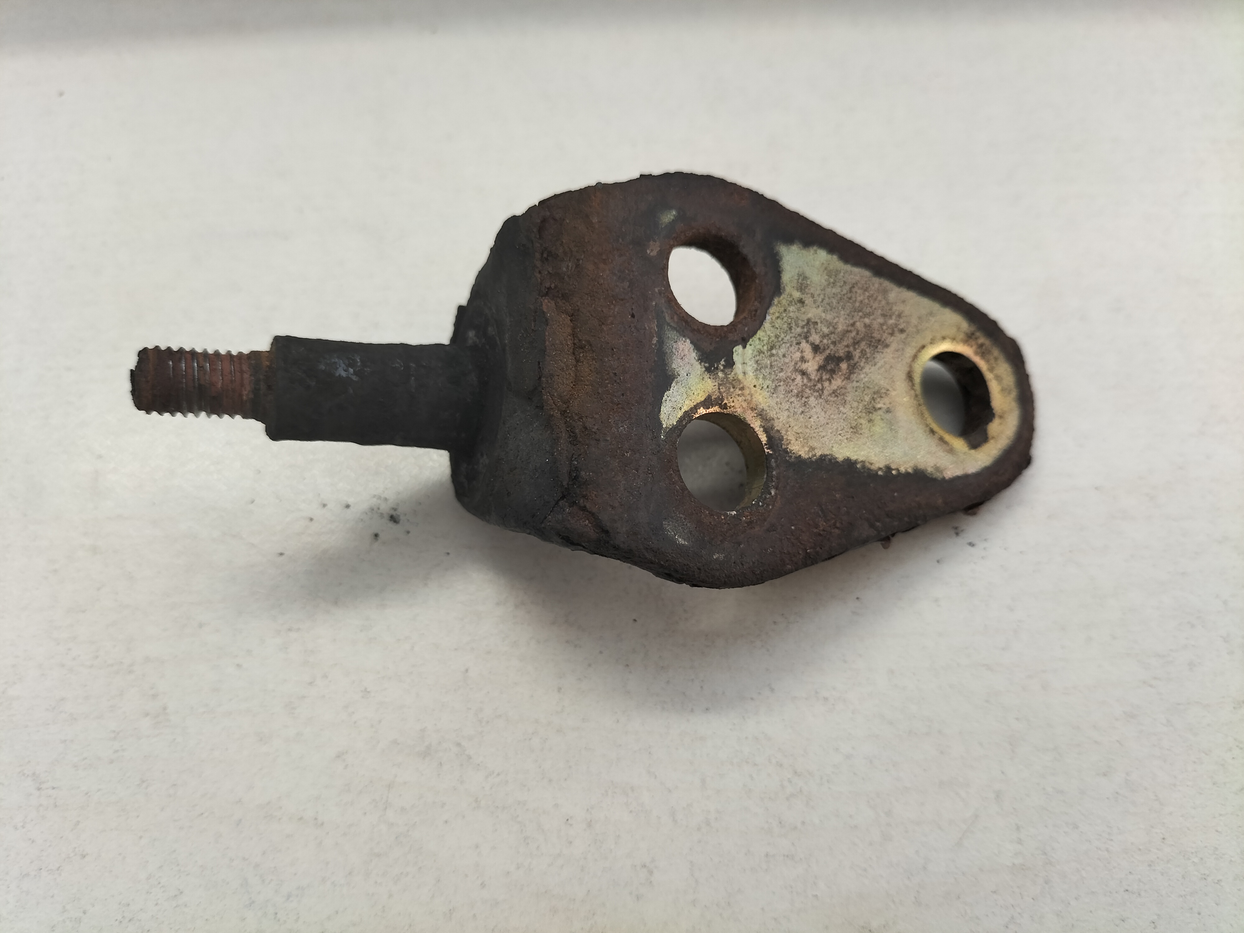 Montagesteun reactiestang stabilisator vooras Datsun Cherry E10 54625-M1000 Gebruikt.