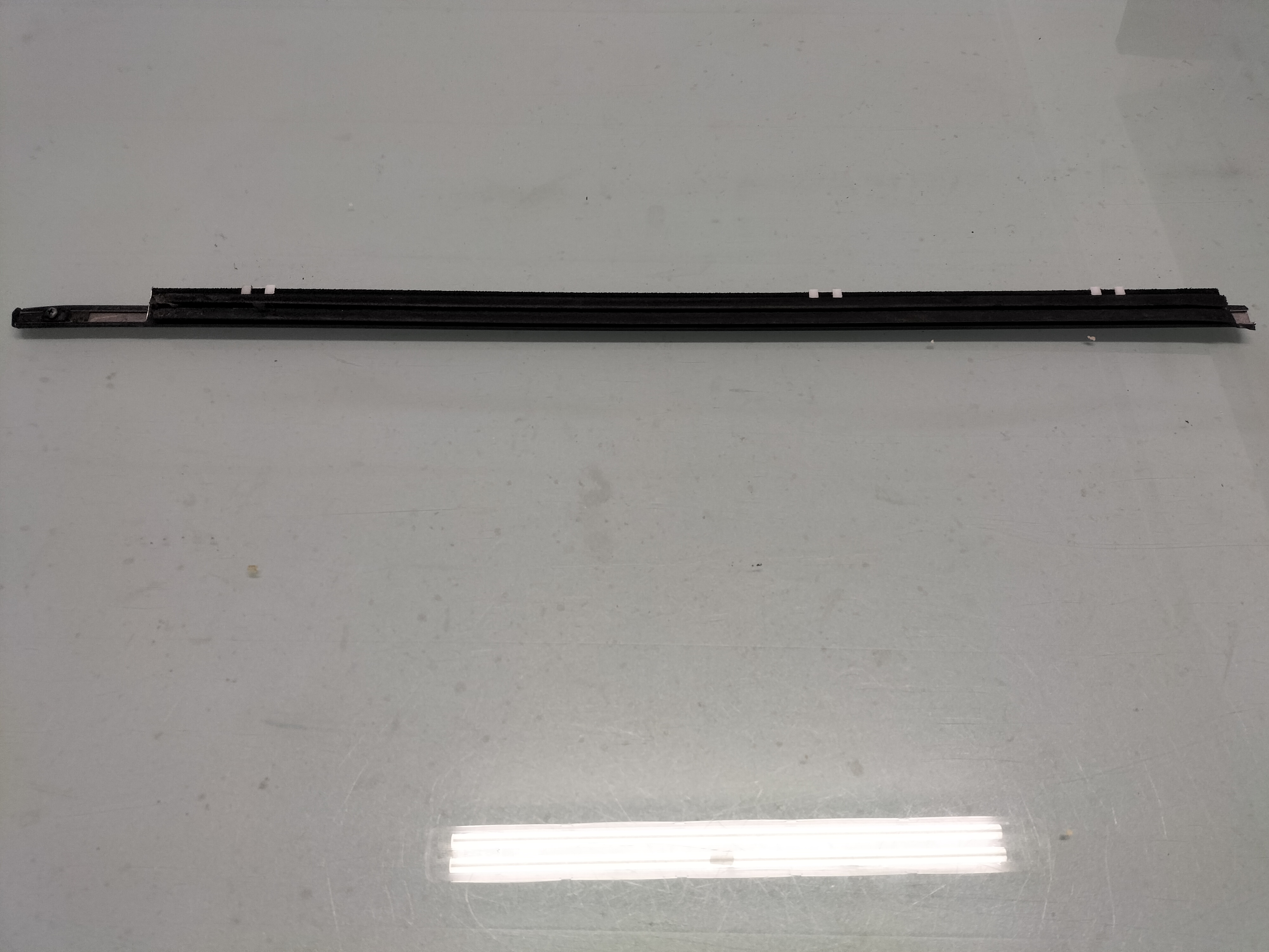 Sierstrip portier linksachter Nissan Qashqai J10 82821-JD00A Gebruikt.