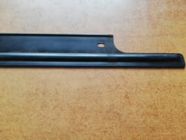 Montagestrip achterkleprubber Nissan Primera P10 hatchback 90824-98J00 Origineel.