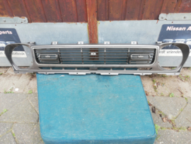 Grille Datsun Sunny B210 Sedan 62302-H???? Gebruikt.