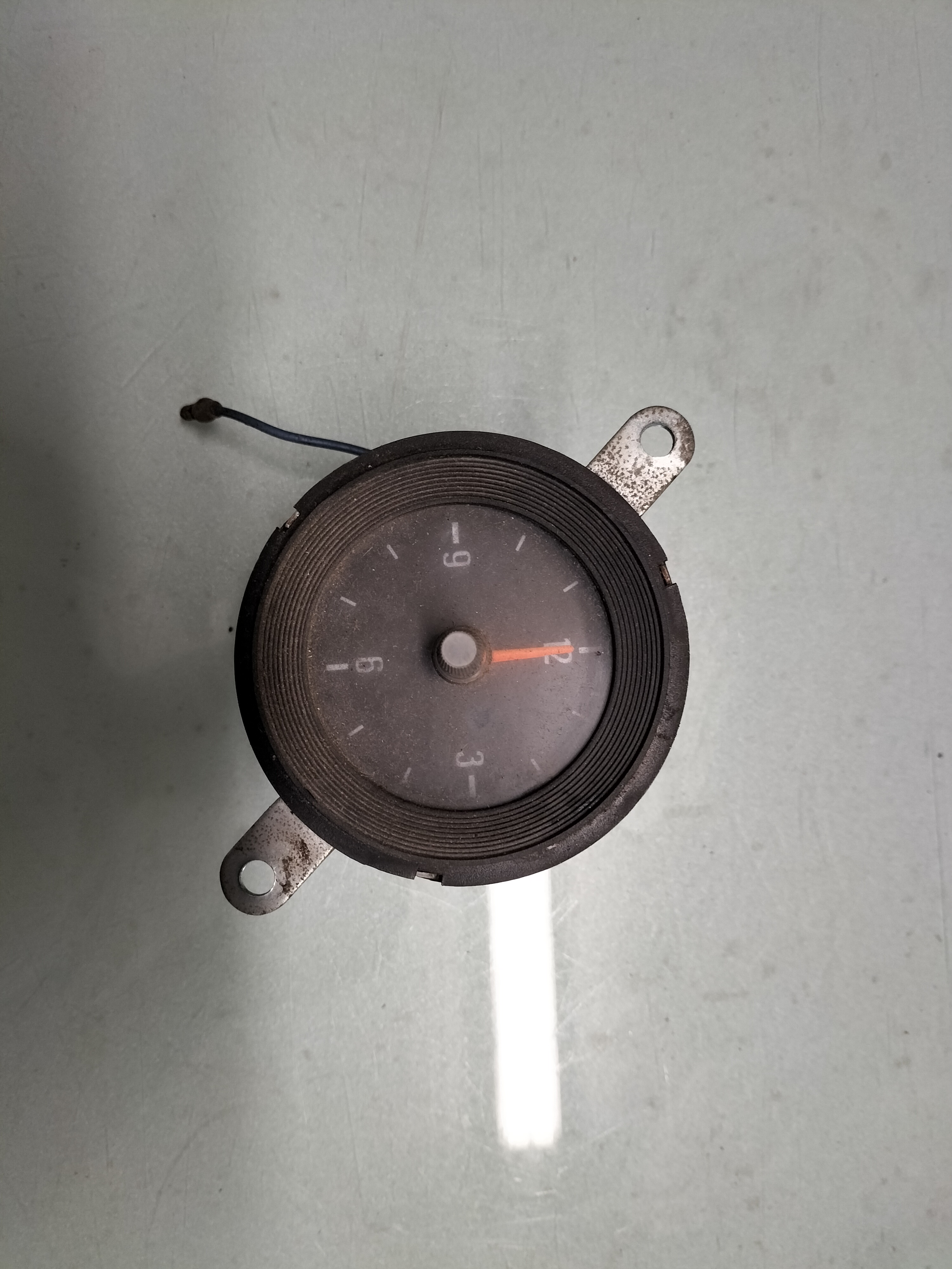 Klok Datsun Cherry E10 27380-M0209 Gebruikt.