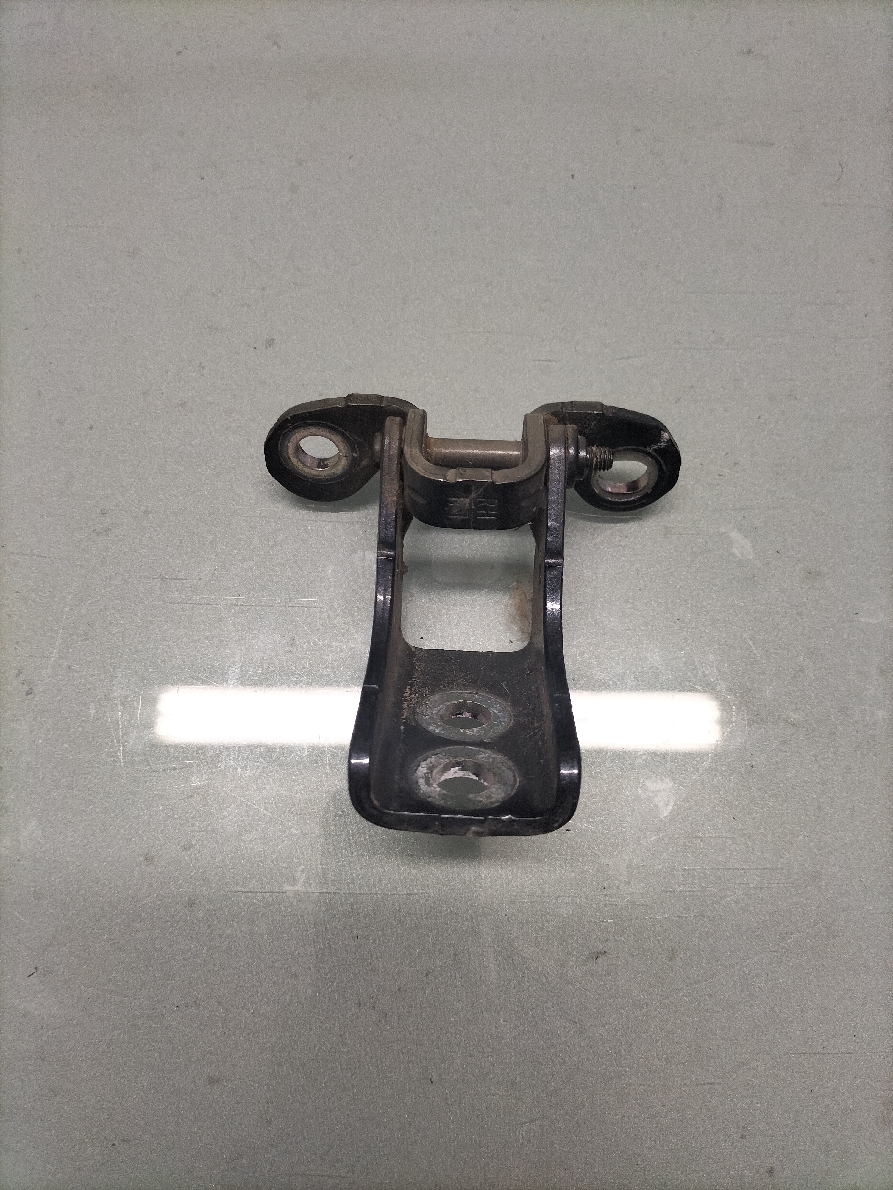 Deurscharnier achterportier Rechtsonder Nissan Micra K14 82420-5FA1A Gebruikt
