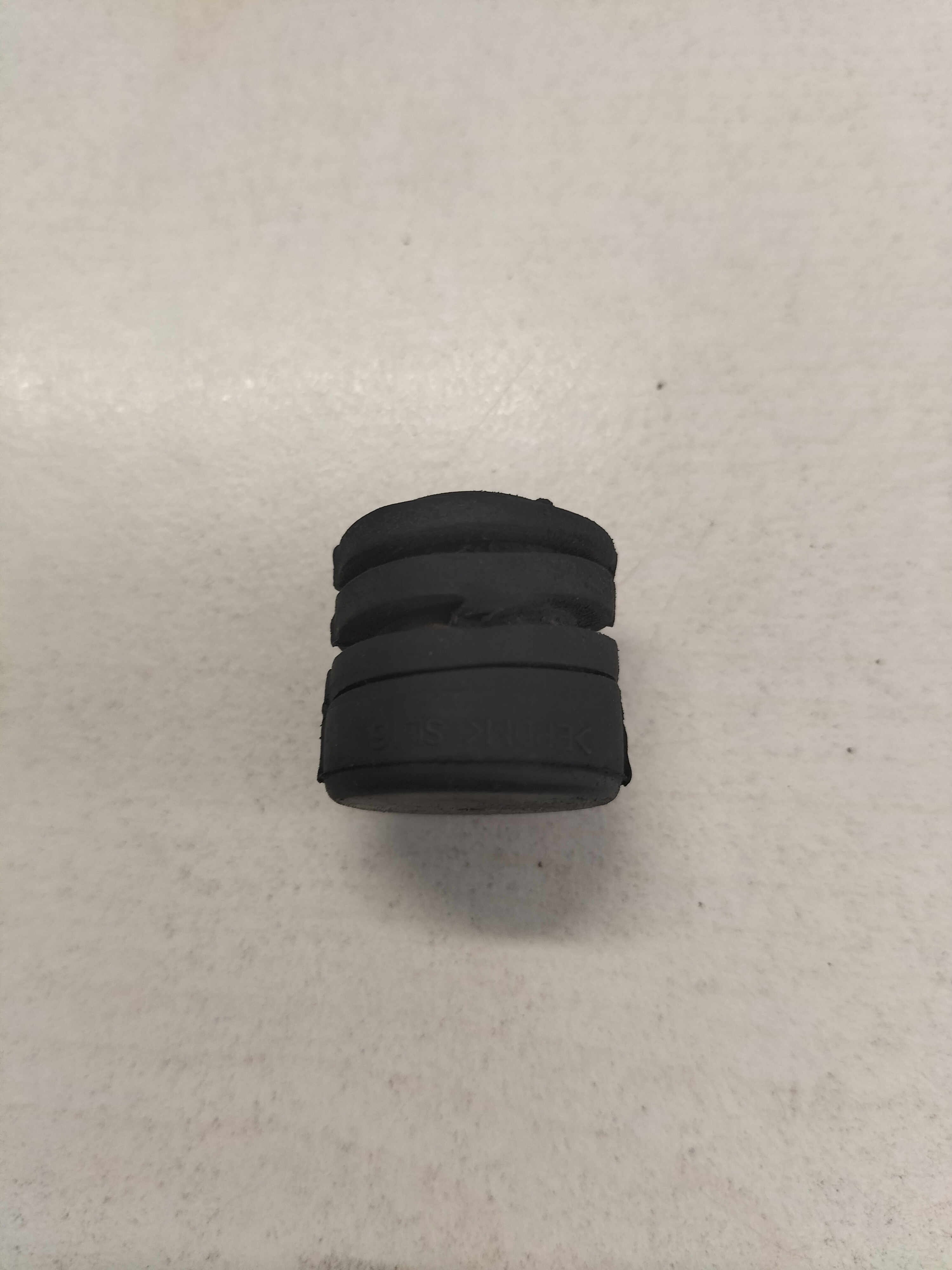 Aanslagrubber motorkap Nissan Primera P12 65822-AV600 Gebruikt.