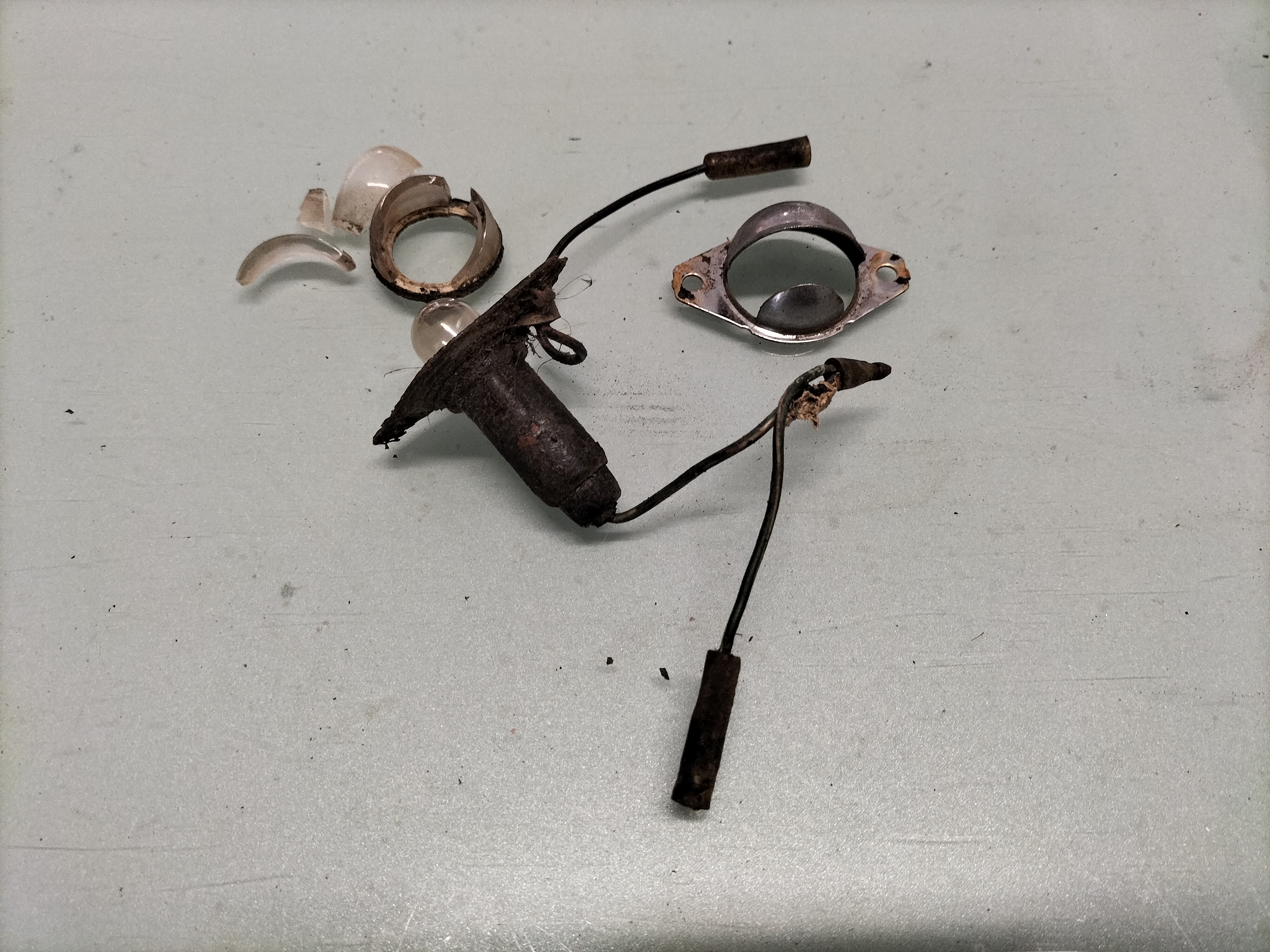 Assy-lamp, licence plate left-hand Nissan 26510-M0901 Used part. little damage.