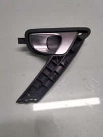 Deurgreep binnenzijde links Nissan Primera P12 80671-BA200 Gebruikt.