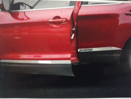 Chromen sierlijstenset Nissan Qashqai J11 KE760-4E50X ( Variant 1: montage onderaan portieren met zwarte opdruk achter)