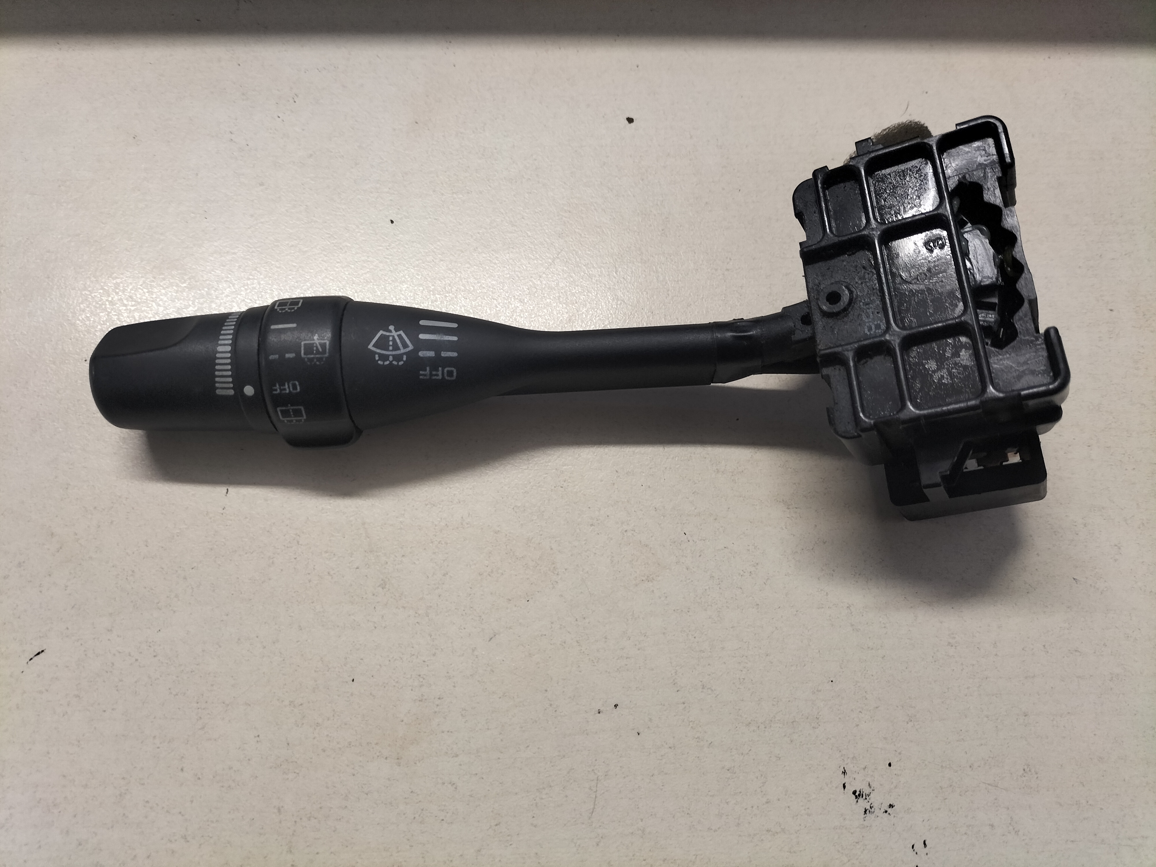 Ruitenwisserschakelaar Nissan 25260-70F02 C23/ N15/ P10/ R20/ S14/ Y60 Gebruikt.