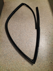 Raamgeleiderubber rechtsvoor Nissan Sunny N14 80330-50C05 Gebruikt.