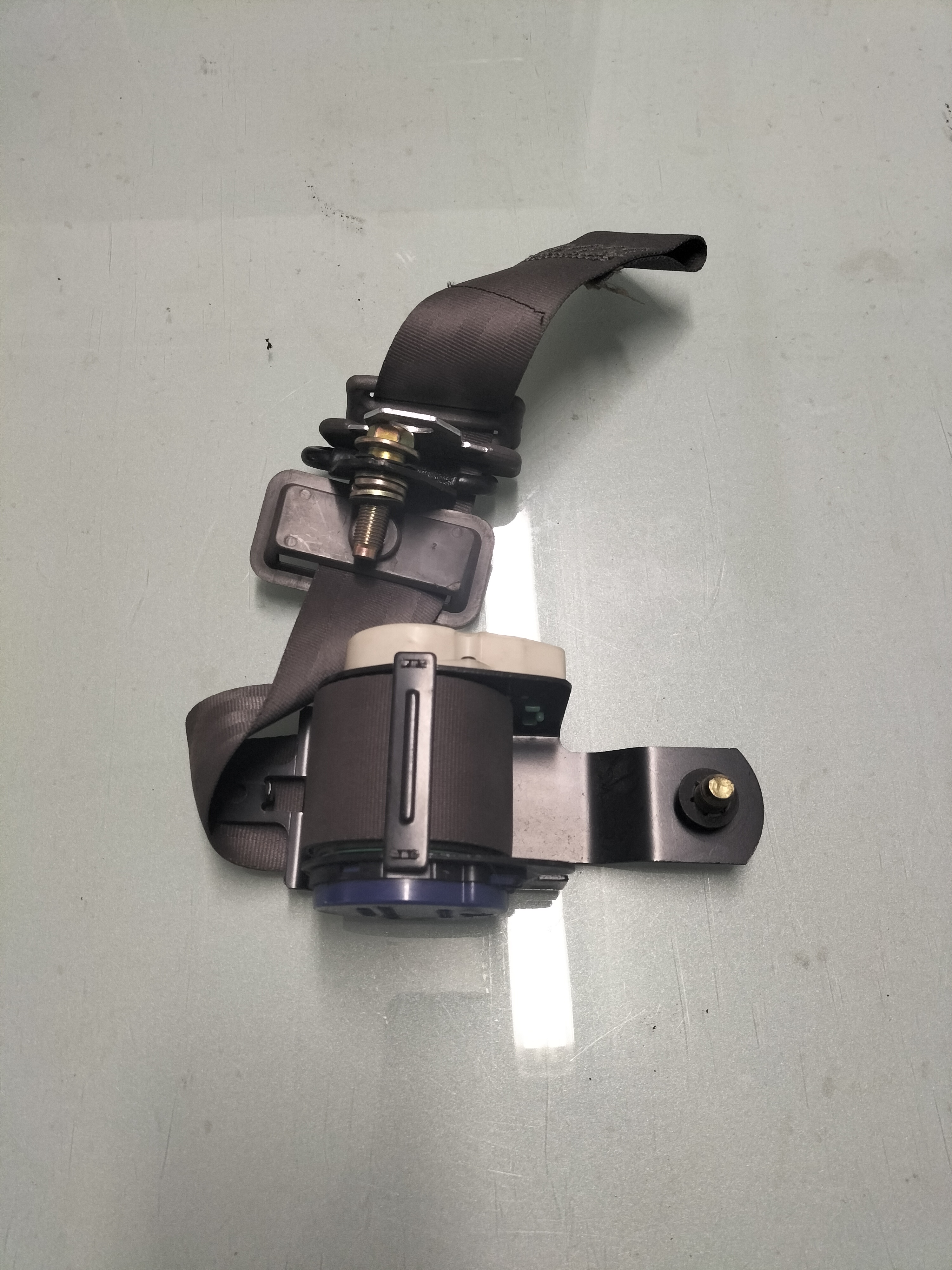 Veiligheidsgordel linksvoor Nissan 86841-22B00 Gebruikt.