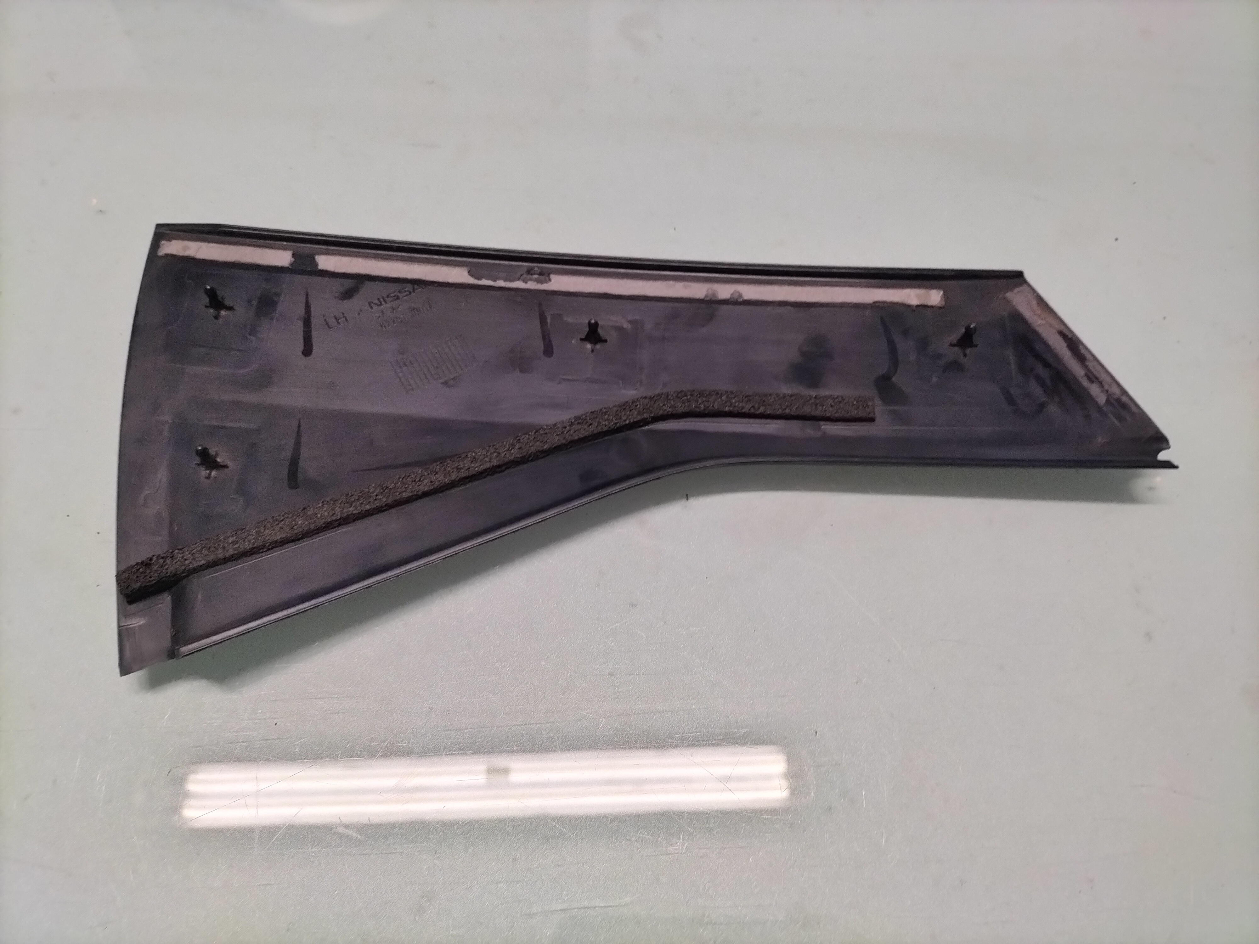 Afdekkap hoek buitenzijde achterdeur links Nissan Qashqai J10 82291-JD01A Gebruikt.