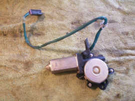 Motor & gear regulator, right-hand Nissan Bluebird 82730-D4015 T12/ T72 Used part.