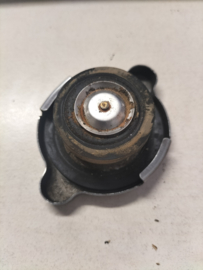 Radiateurdop Nissan 21430-89906 160/ 720/ 910/ B11/ C120/ E23/ F22/ K10/ M10/ N12/ T11 Gebruikt.