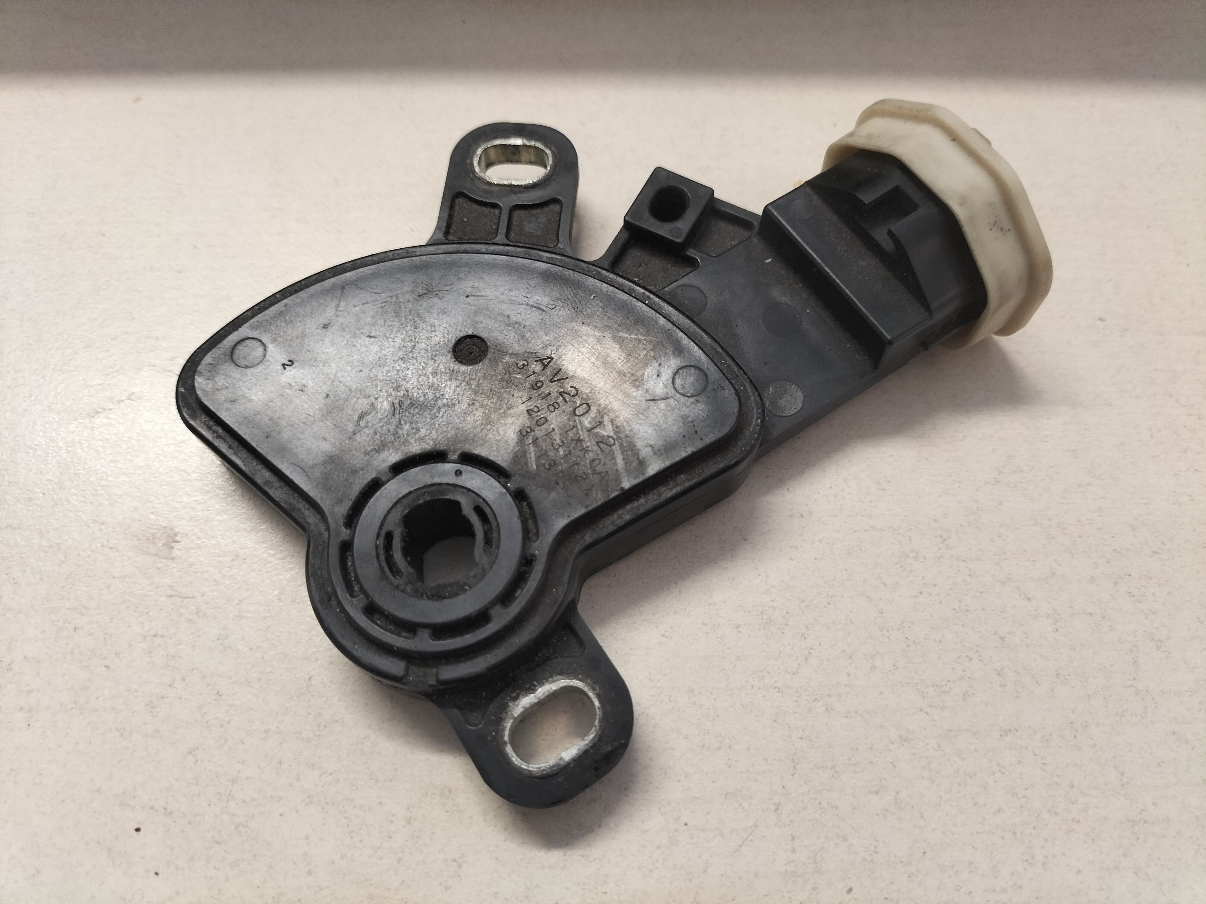 Neutraalpositieschakelaar automaatbak Nissan 31918-1XK0A C13/ F15/ J10/ JJ10/ K13/ T31/ Z51 Gebruikt.