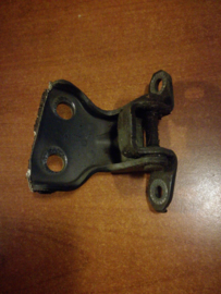 Deurscharnier bovenste linksvoor Nissan Sunny N14 80401-62C00 Gebruikt.