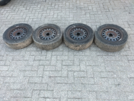 15 inch stalen velgen met band 195/60R15 40300-BU000 Nissan Almera Tino V10 Gebruikt.