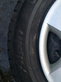 15 inch stalen velgen met winterbanden en sierdoppen 195/65R15 5x114,3 6JJ