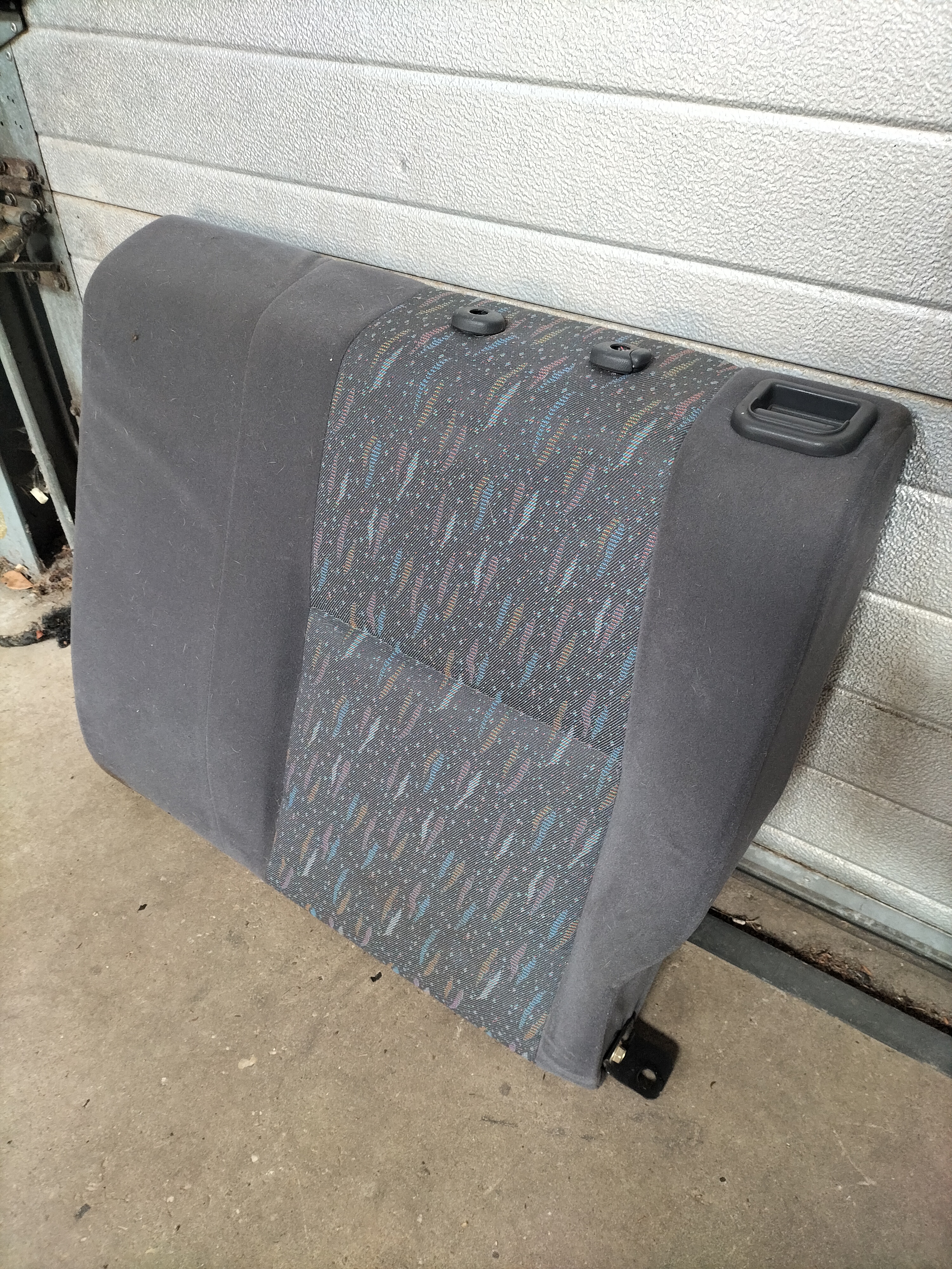 Achterbankrugleuning links Nissan Primera P11 88650-2F012 Gebruikt.