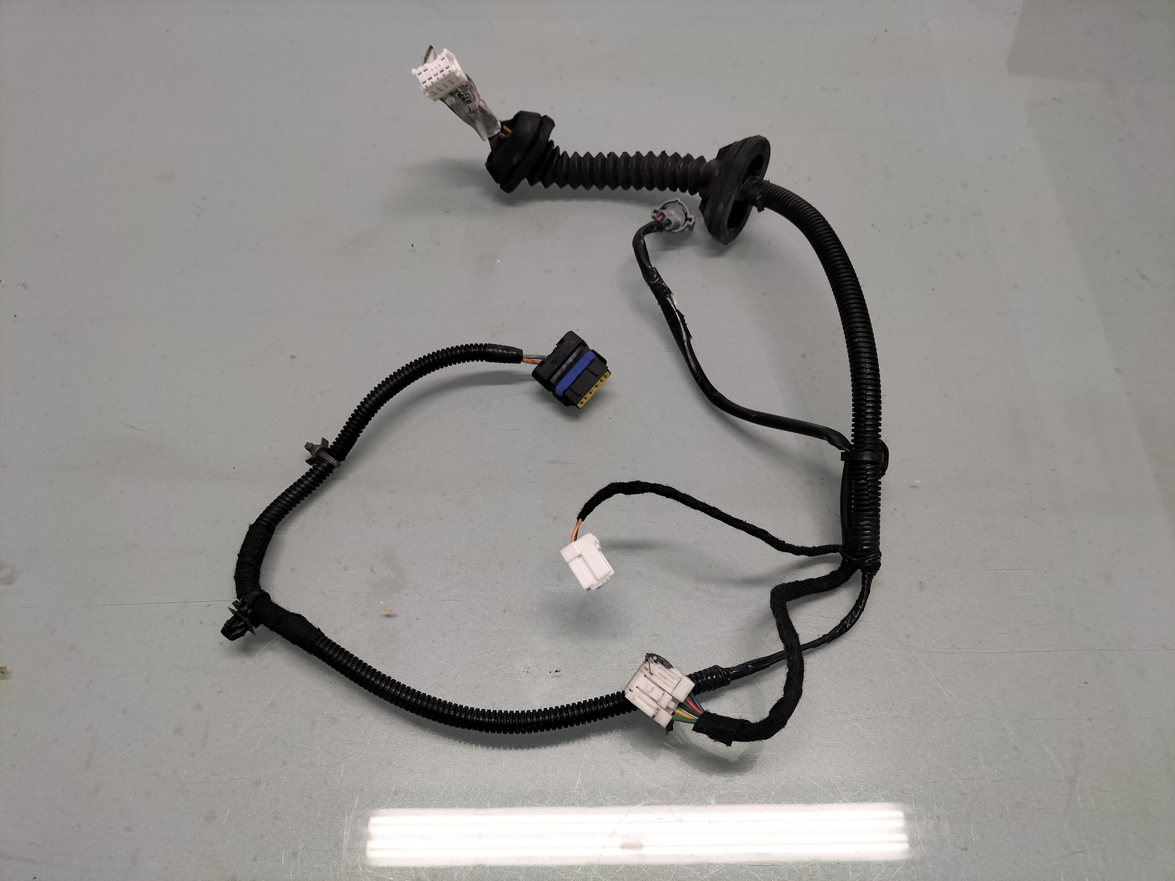 Kabelboom achterportier links Nissan Qashqai J10 24127-JD10B (24126-JD01B) Gebruikt.