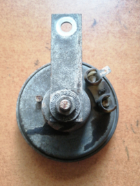 Horn assy-electric high Nissan Bluebird T72 25610-Q9000 Used part.