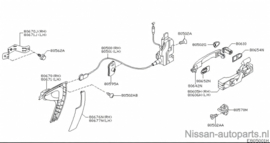 Montagebout deurslotvanger Nissan Primera P12 63849-AV610 Gebruikt.
