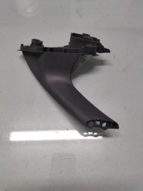 Deurgreep binnenzijde links Nissan Primera P12 80671-BA200 Gebruikt.