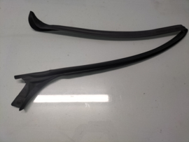 Afwaterrubber voorportier links Nissan Sunny N14 76843-50C00 Origineel.