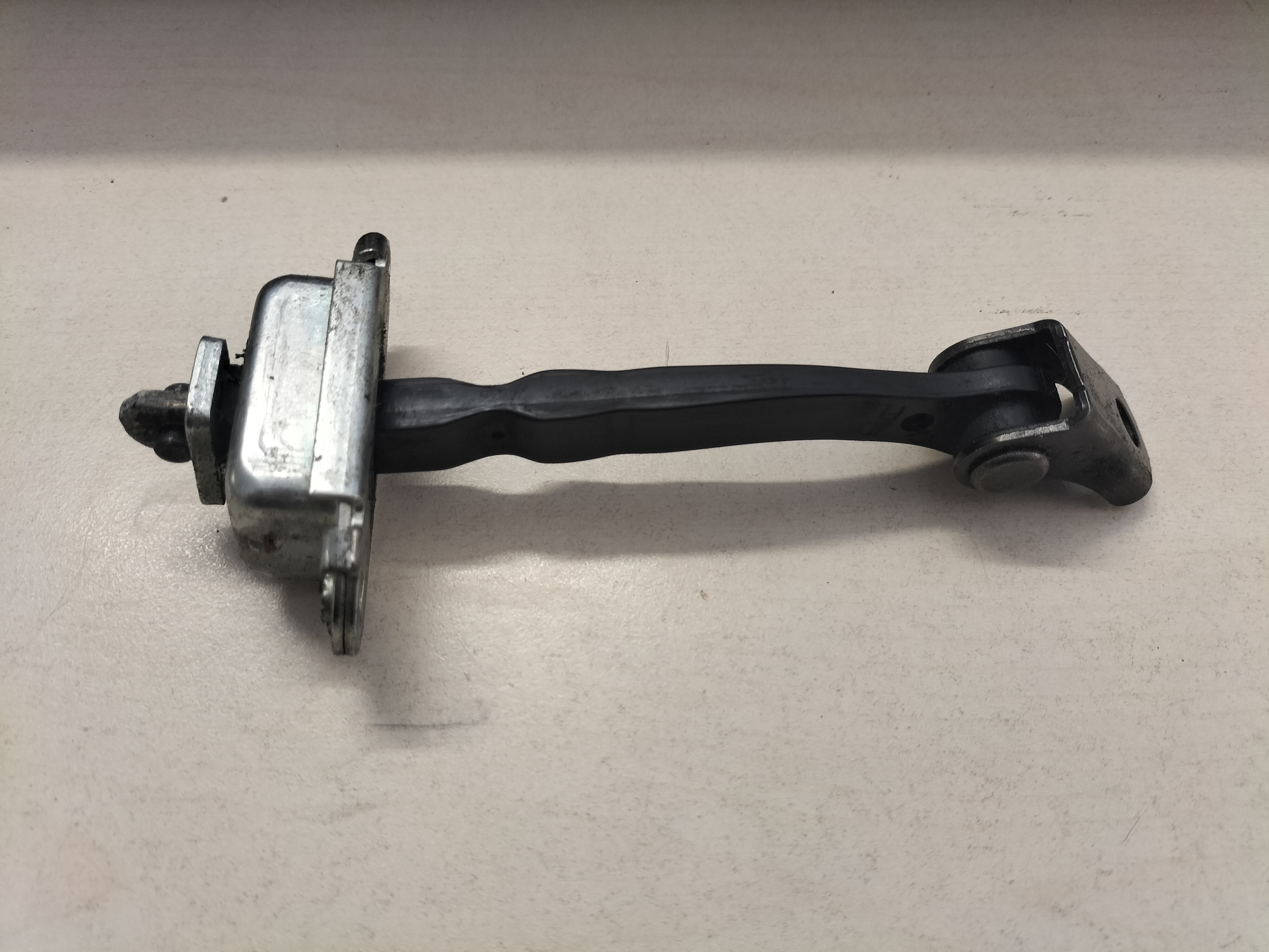 Deurvanger voorportier Nissan Qashqai J10/ JJ10 80430-JD000 Gebruikt.