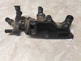 Koelwateruitlaatflens HR09DET/ HRA2DDT Nissan 11060-00Q1D (11060-8635R) C13/ F15/ J11/ K14 Gebruikt.