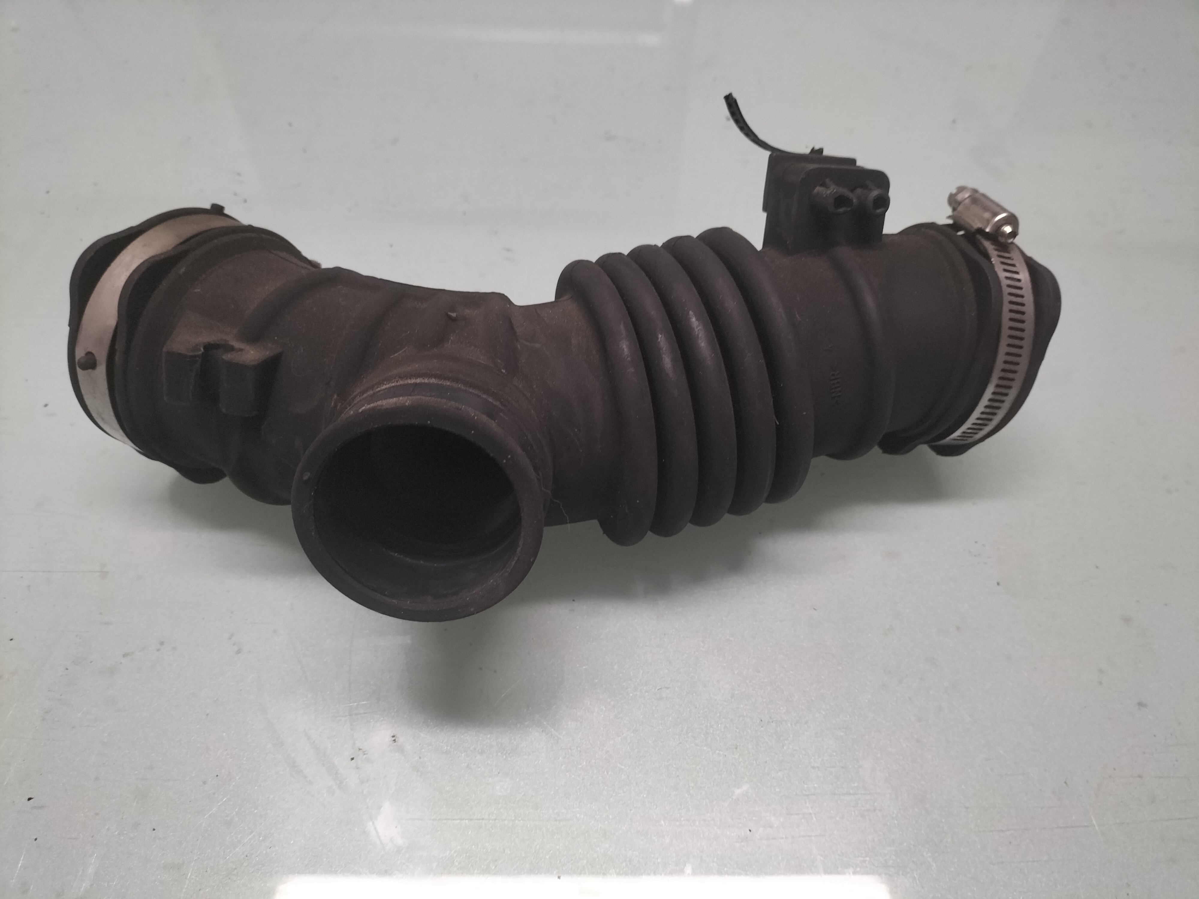 Hose-air QG15DE/ QG16DE/ QG18DE Nissan N16/ P12/ V10 16578-AU00A Used part.