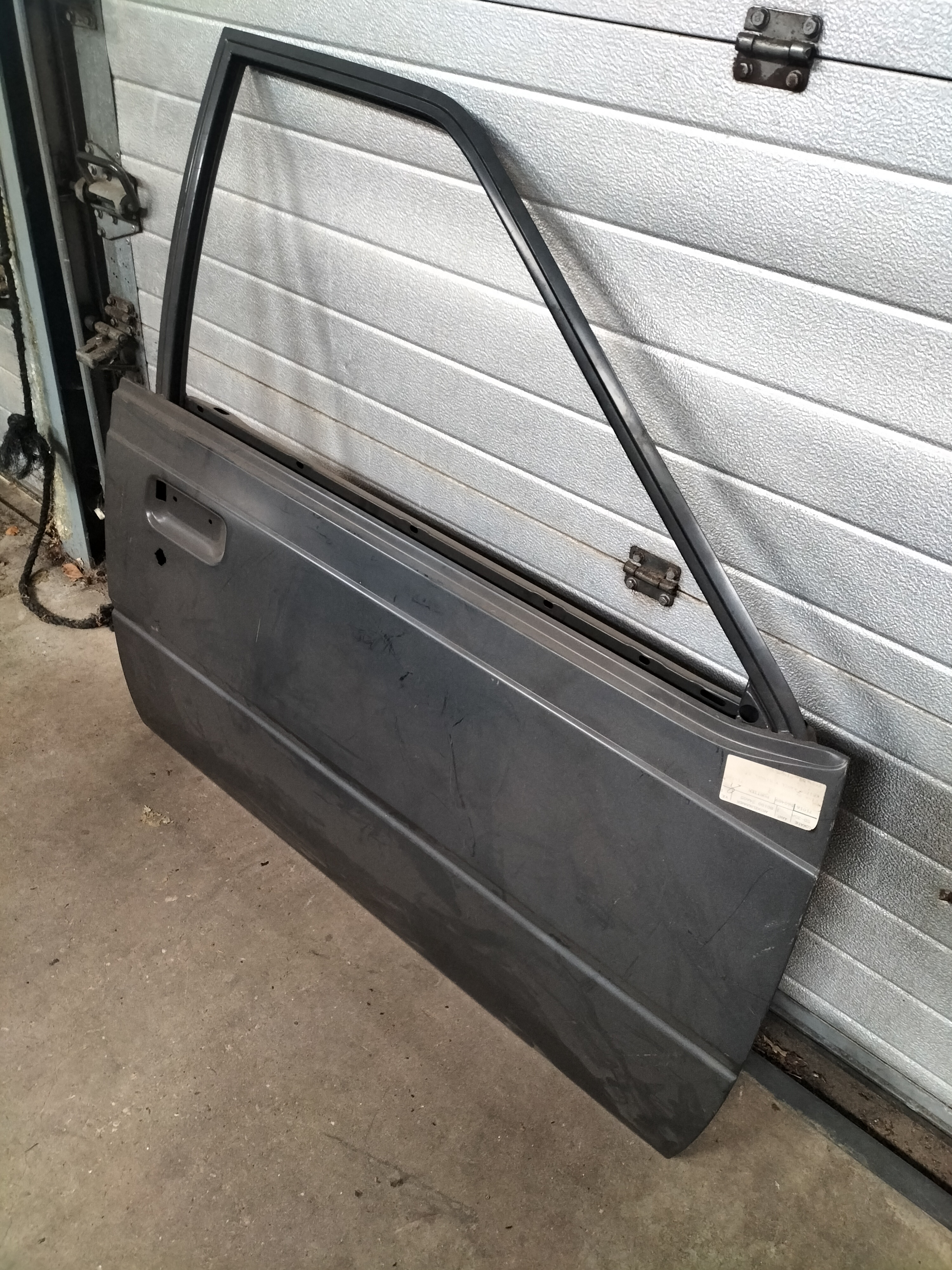 Portier rechtsvoor Nissan Sunny B11 80100-24A05 Origineel.