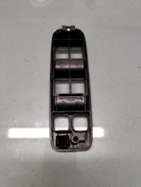Raambedieningspaneel bestuurderszijde Nissan Primera P12 80960-BA100 (80960-BA000) Gebruikt.