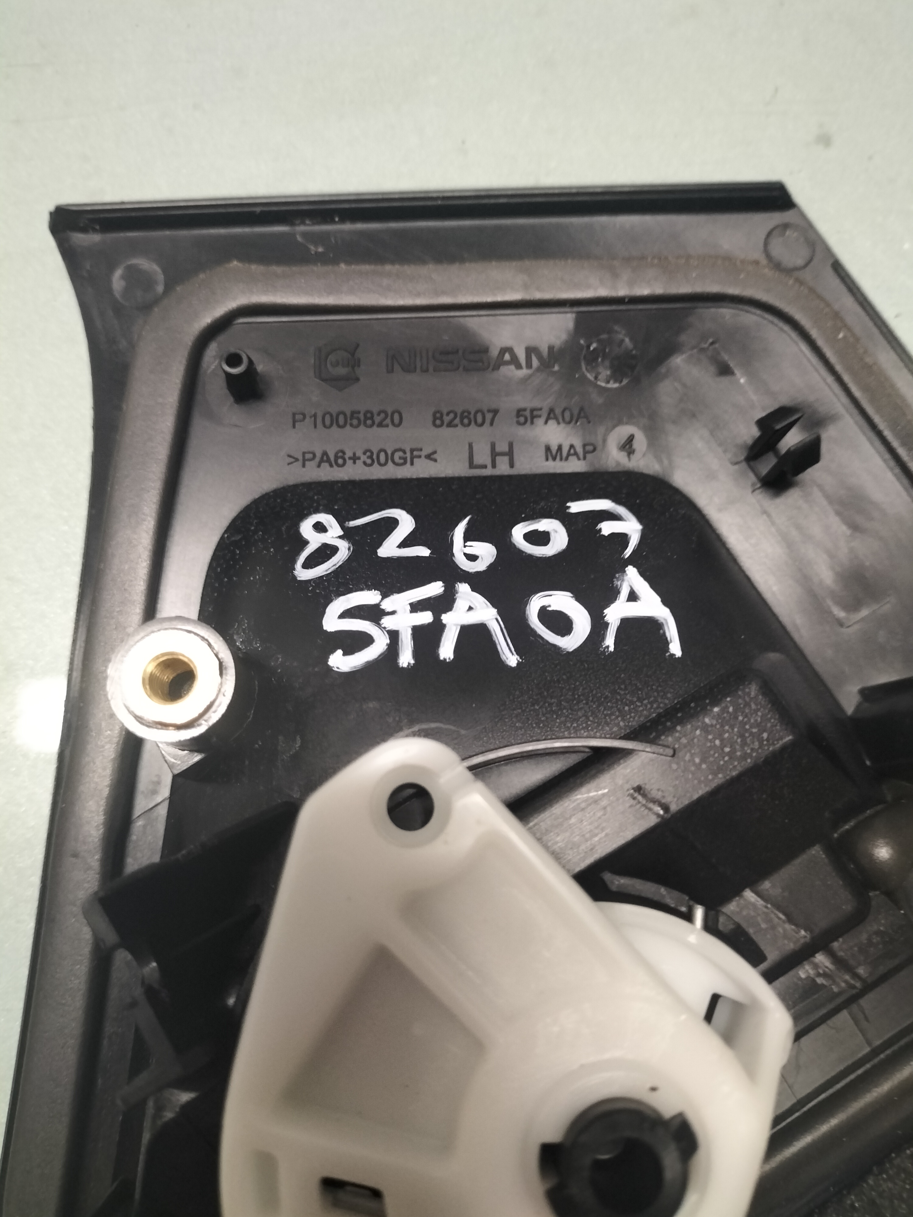 Deurgreep Links Nissan Micra K14 82607-5FA0A Gebruikt