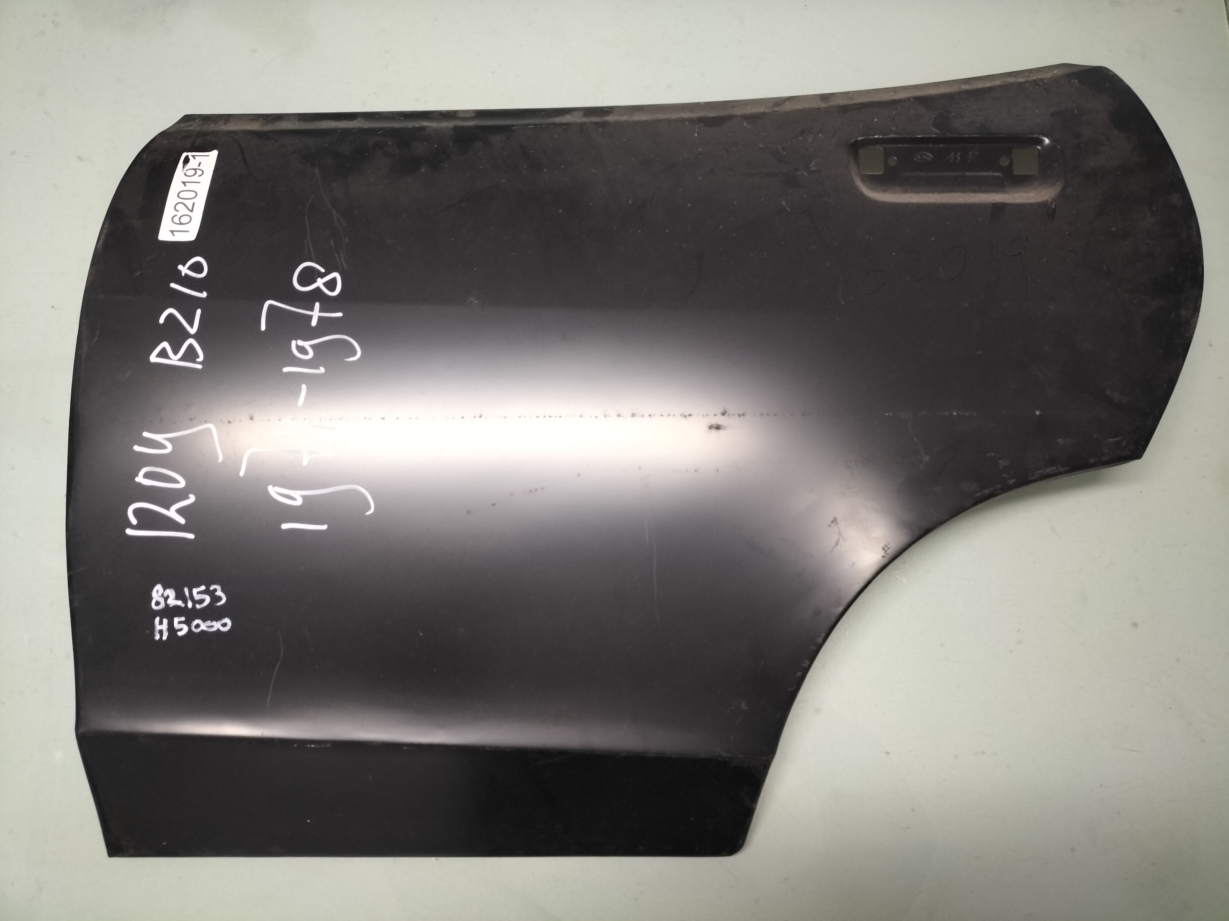 Deurpaneel buitenzijde linksachter Datsun Sunny B210 4-deurs sedan 82153-H5000 (162019-1) Nieuw.