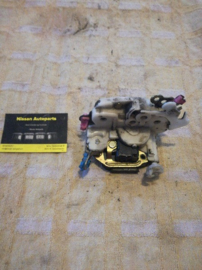 Deurslot rechtsvoor Nissan N14/ N15  80502-C9915 Gebruikt.